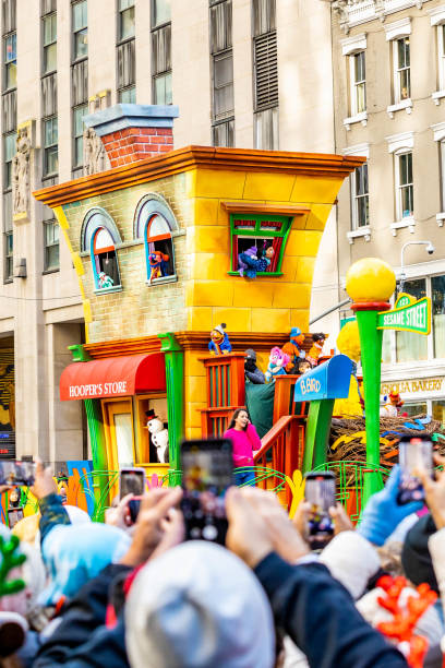 jährliche thanksgiving macys parade mit sesamstraße - sesame street fotos stock-fotos und bilder