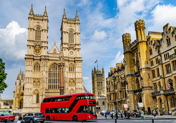 abadía de westminster y victoria street en londres - abadía de westminster fotografías e imágenes de stock