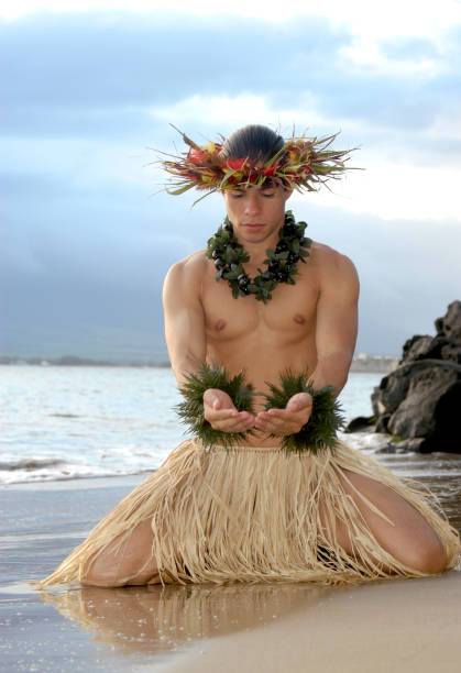 молодой мужчина-танцор хула жестикулирует, уступая в танце хула. - hawaii islands maui hula dancing hula dancer стоковые фото и изображения