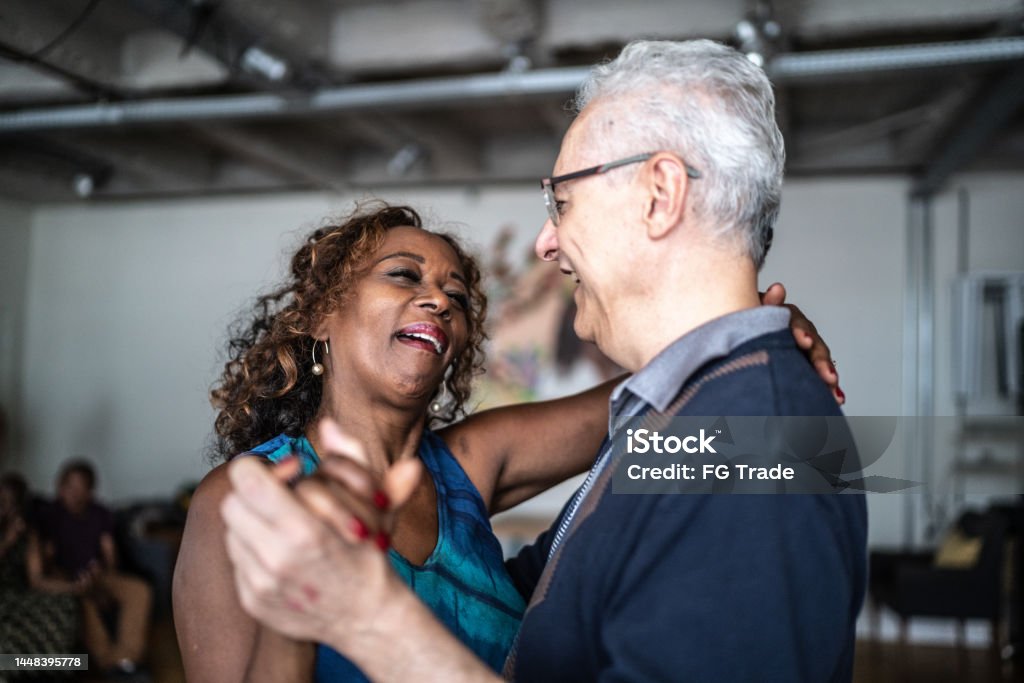 Casal sênior dançando valsa no salão de dança - Foto de stock de 60-64 anos royalty-free