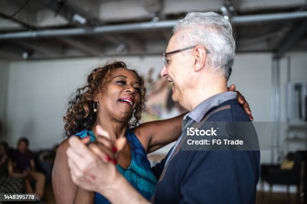 Foto de Casal Sênior Dançando Valsa No Salão De Dança e mais fotos de stock de 60-64 anos - 60-64 anos, Adulto, Afro-americano