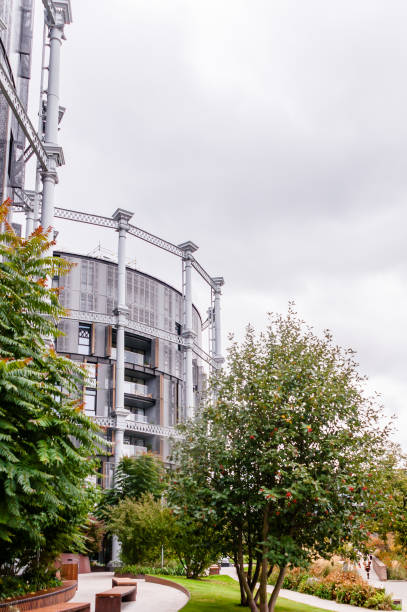 アパートを建てるガスホルダー - gasholders ストックフォトと画像