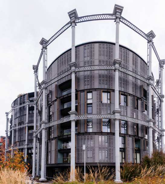 アパートを建てるガスホルダー - gasholders ストックフォトと画像