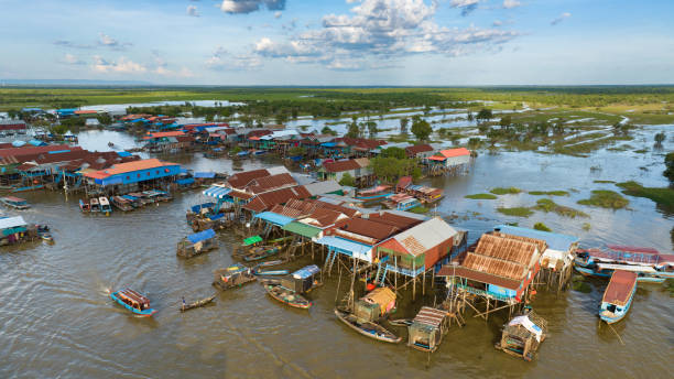 kampong phluk floating village cambodia vista de drones - siem riep fotografías e imágenes de stock