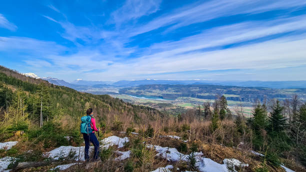 sinacher gupf - mujer con vista panorámica en feistritz im rosental en carintia, alpes austríacos - mountain mountain peak snow spring fotografías e imágenes de stock