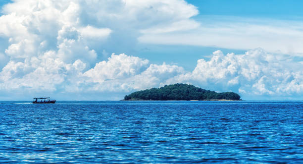 The Pearl Islands archipelago in the Pacific ocean, Panama Tropical Caribbean island part of the Pearl islands, Panama isla contadora stock pictures, royalty-free photos & images