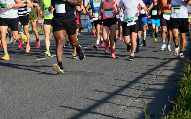 ein marathonlauf im gange - marathon stock-fotos und bilder