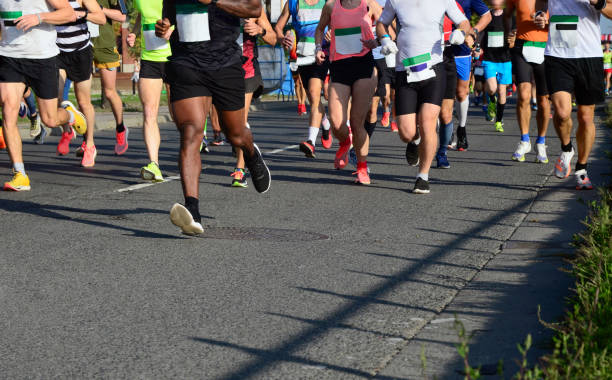 una carrera de maratón en marcha - pruebas en pista fotografías e imágenes de stock