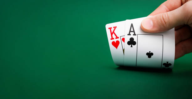 carte da gioco su un tavolo verde - ace of spades foto e immagini stock