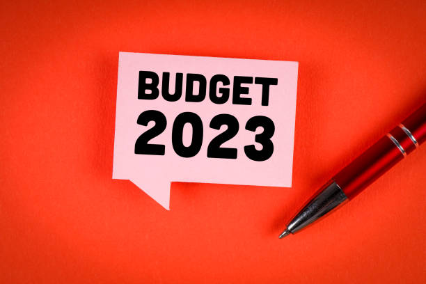 budget 2023 konzept. rosa sprechblase mit text - the end report finishing document stock-fotos und bilder