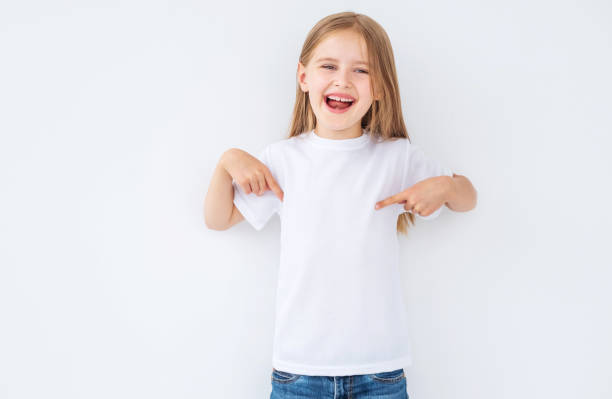 bambina in maglietta bianca con lo spazio del testo - t shirt child white portrait foto e immagini stock