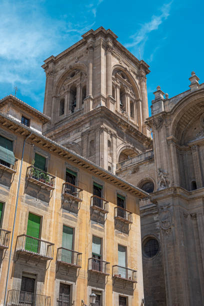 le clocher de la cathédrale de grenade vu de la plaza de las pasiegas, espagne - church bell tower temple catholicism photos et images de collection