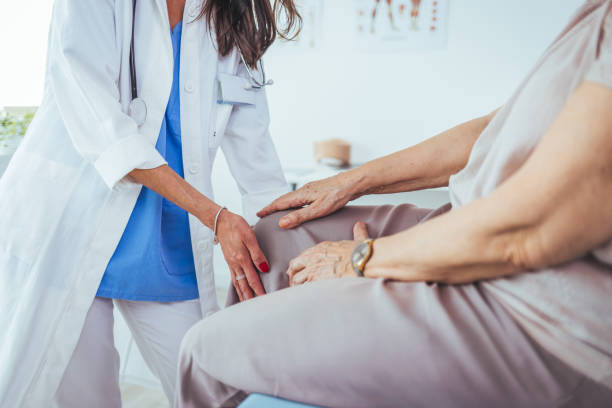 istock Pain in the knee 1448487695