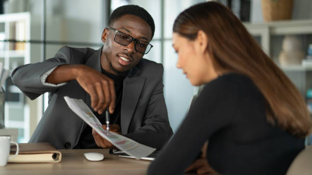 financial advisor talking to customer - financieel adviseur stockfoto's en -beelden