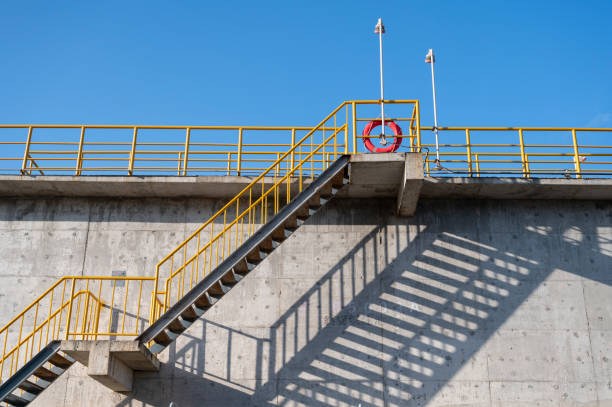 металлические лестничные желтые перила на бетонной стене - concrete wall railing metal bannister стоковые фото и изображения