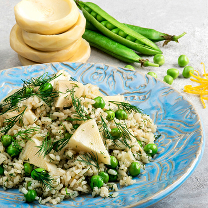 Rice pilaf with artichokes, peas and dill