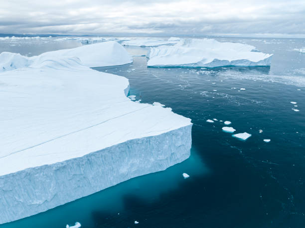 grandi iceberg che galleggiano dalla vista aerea - ice floe foto e immagini stock