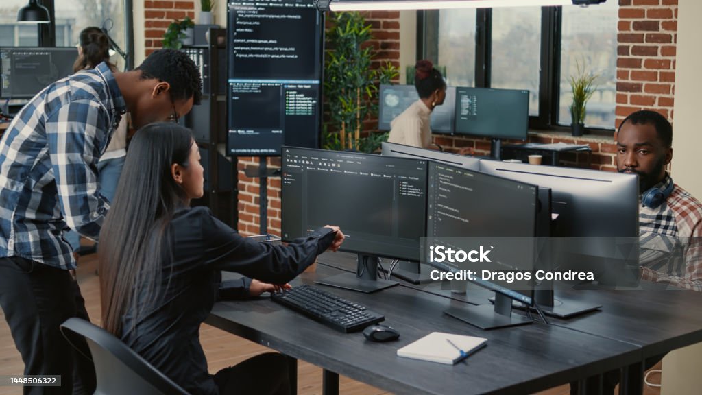 Foto de Equipe Mista De Programadores Analisando O Códigofonte ...
