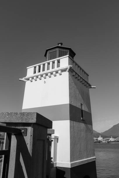 kwadratowa wieża latarni morskiej brockton point zbudowana w 1914 roku w stanley park w vancouver - brockton zdjęcia i obrazy z banku zdjęć