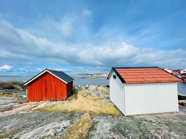 vrango, südlicher göteborger archipel, schweden - 8. april 2022: blick auf ein dorf mit roten holzhäusern auf vrango, südlicher göteborger archipel, bewölkter himmel. - stockholmer archipel stock-fotos und bilder