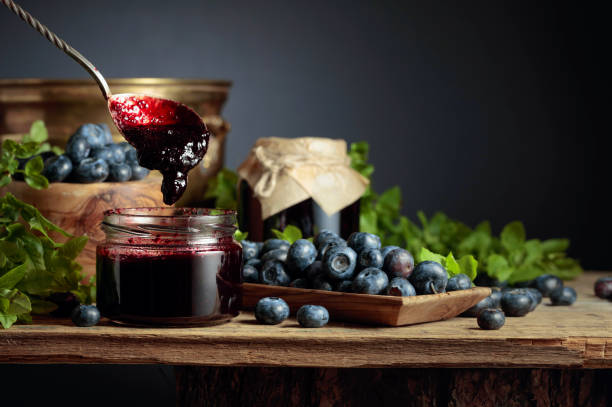 geleia de mirtilo com frutas frescas. - marmelada - fotografias e filmes do acervo