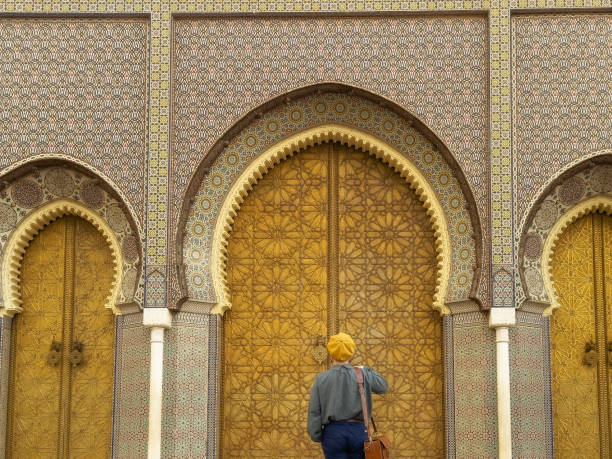 turista asiatica cinese che guarda l'ingresso del palazzo reale a fes, in marocco. - dar el makhzen foto e immagini stock