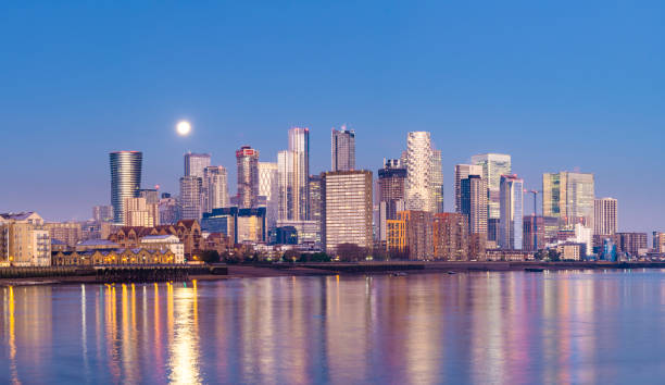 london canary wharf city skyline at twilight, wielka brytania - docklands zdjęcia i obrazy z banku zdjęć