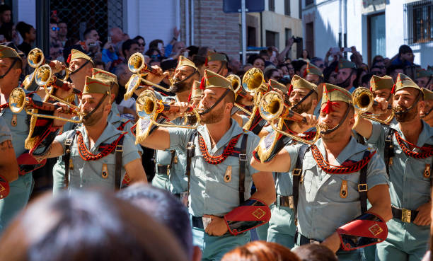 blaskapelle spielt in den straßen von antequera - performance big band trombone trumpet stock-fotos und bilder