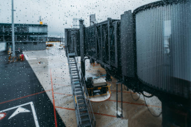 ponte d'imbarco passeggeri in un giorno di pioggia - runway airport rain wet foto e immagini stock