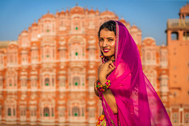młoda hinduska pozuje obok pałacu hawa mahal, jaipur, radżastan - hawa zdjęcia i obrazy z banku zdjęć