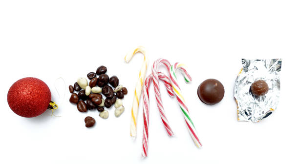 bonbons à la menthe canne rouge bauble, bonbons au chocolat sur blanc. thème de noël - hard candy candy mint wrapped photos et images de collection