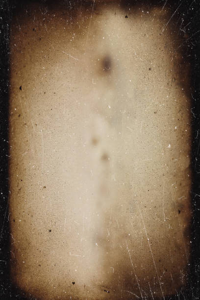 傷のあるビンテージフィルムオーバーレイ、ほこりの粒子の写真用紙の背景 - old photograph ストックフォトと画像