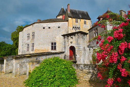 Jardín del hermoso chateau gótico siglo XIV de La Brede en la Aquitania francesa