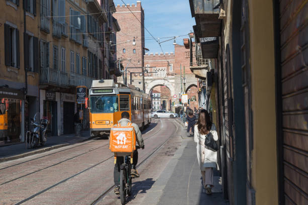 corso di porta ticinese mit mauern von porta ticinese, mailand stadt, italien - milan italy cable car old italy stock-fotos und bilder