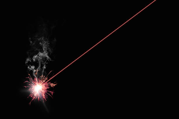 laser rouge brûlant quelque chose - fond noir - soudure automatisée photos et images de collection