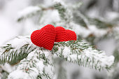 zwei-gestrickte-liebesherzen-auf-schneeb