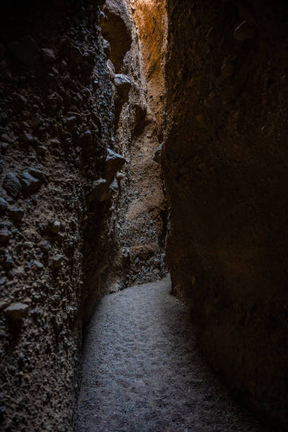 sombras oscuras llenan el fondo de un cañón de ranura fuera del cañón sidewinder - mojave rattlesnake fotografías e imágenes de stock