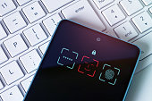ein-gesperrtes-mobiltelefon-auf-einer-computertastatur-hacking-versuch-hackerangriff-it.jpg?b=1&s=170x170&k=20&c=x7nG2ajbY2Bc9b3pcVJtaL2UFBHgY19s6aya7v2KPEg=