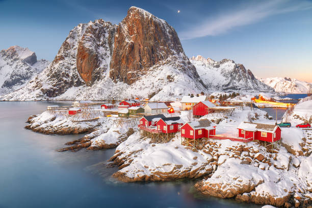 excepcional vista invernal del atardecer en el pueblo de hamnoy y la montaña festhaeltinden en el fondo. - lofoten fotografías e imágenes de stock