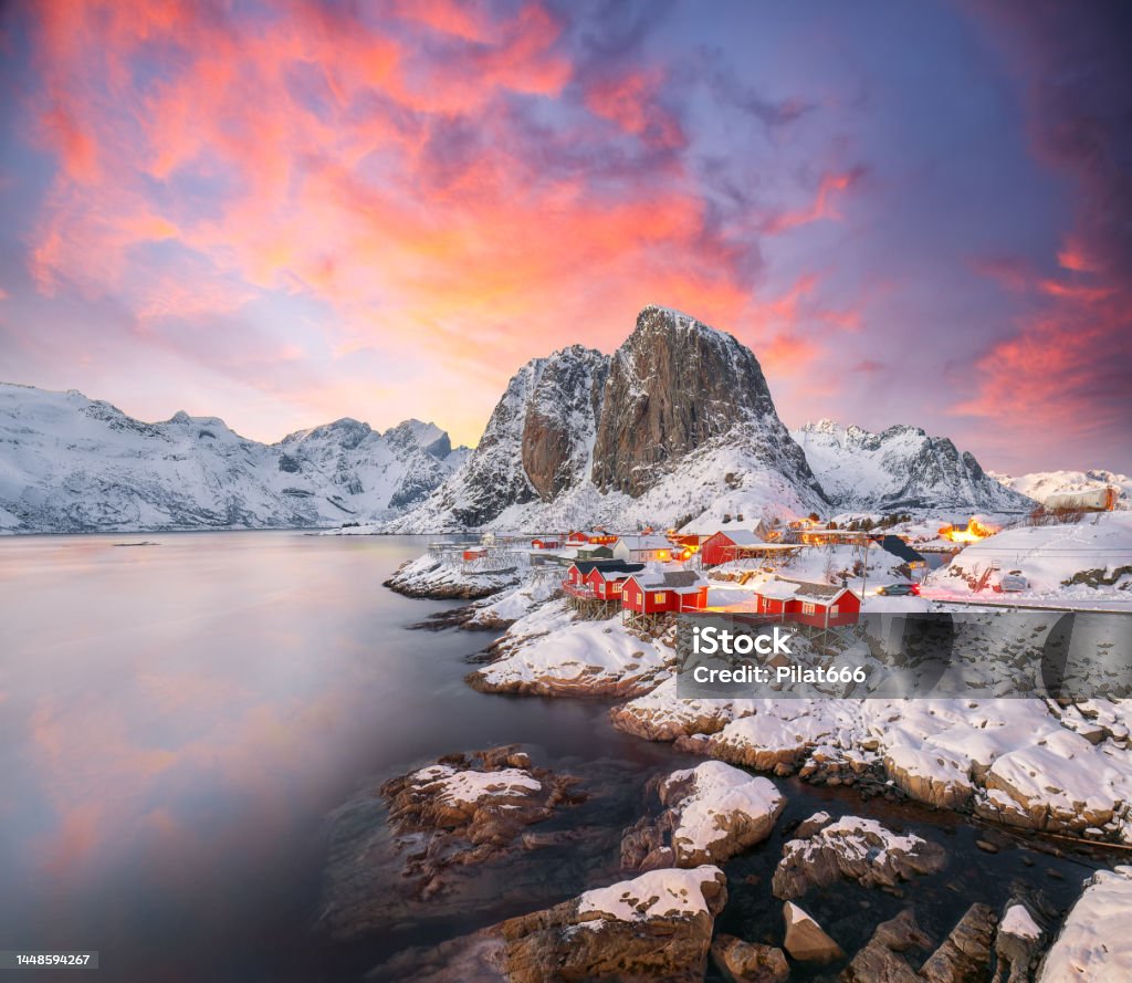 Amazing sunset winter view on Hamnoy village and Festhaeltinden mountain on background. - Royalty-free Archipel Stockfoto Amazing sunset winter view on Hamnoy village and Festhaeltinden mountain on background. - Royalty-free Archipel Stockfoto