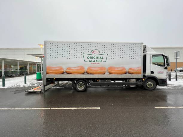 camión de donas krispy kreme entregando donas al supermercado - krispy kreme fotografías e imágenes de stock