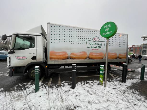 krispy kreme beignet camion livrant des beignets au supermarché - krispy kreme photos et images de collection