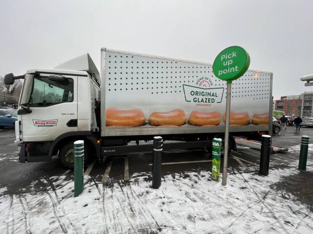 スーパーマーケットにドーナツを配達するクリスピークリームドーナツトラック - krispy kreme ストックフォトと画像
