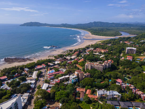 bela vista aérea da praia e da cidade de tamarindo em guanacaste costa rica - tamarindo - fotografias e filmes do acervo