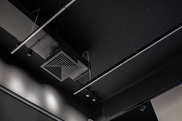 小売スペース、倉庫、またはその他の商業用不動産オブジェクトの天井にある給排気換気パイプ。天井、照明、コミュニケーション(黒) - air duct air conditioner pipe pipeline ストックフォトと画像