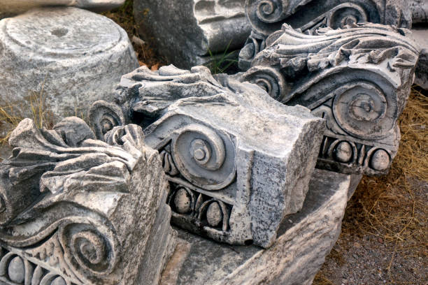 columnas antiguas rotas del sitio arqueológico griego de pérgamo - ancient greece mediterranean turkey izmir turkey fotografías e imágenes de stock