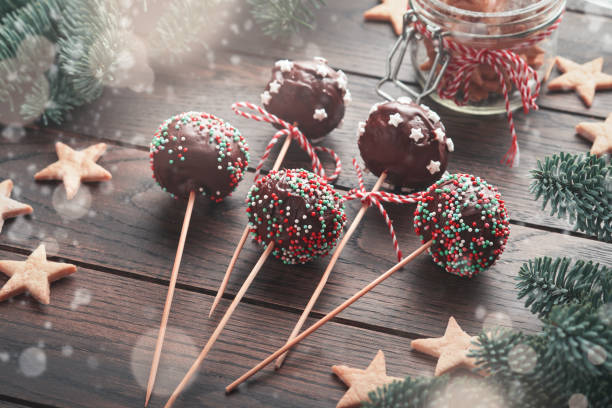 épousez des gâteaux sucrés de noël. gâteau au brownie rond dessert de noël avec des étoiles garnies sur fond vert foncé. concept de dessert de nourriture de noël et scène large écran de vacances bordure. vue de dessus - milky way candy bar photos et images de collection