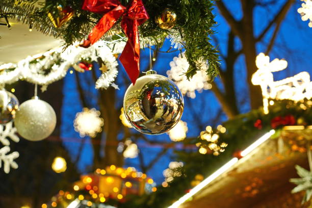 weihnachtsmarkt-dekoration - weihnachtsmarkt basel stock-fotos und bilder