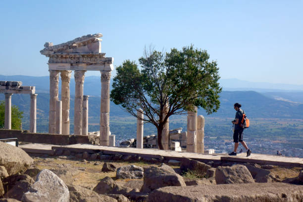 młody turysta na starożytnym greckim stanowisku archeologicznym pergamon - architecture anatolia ancient civilization ancient greece zdjęcia i obrazy z banku zdjęć