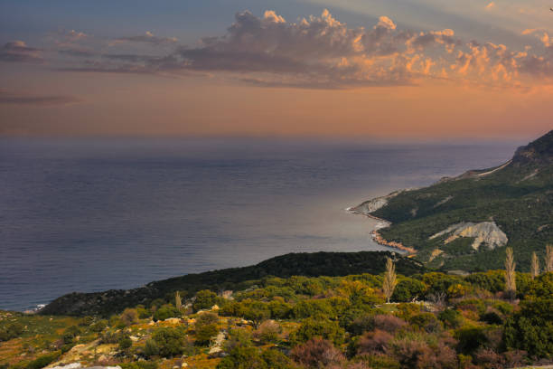 vista costeira das montanhas imbros gökçeada até a costa do mar egeu do norte - çanakkale city - fotografias e filmes do acervo
